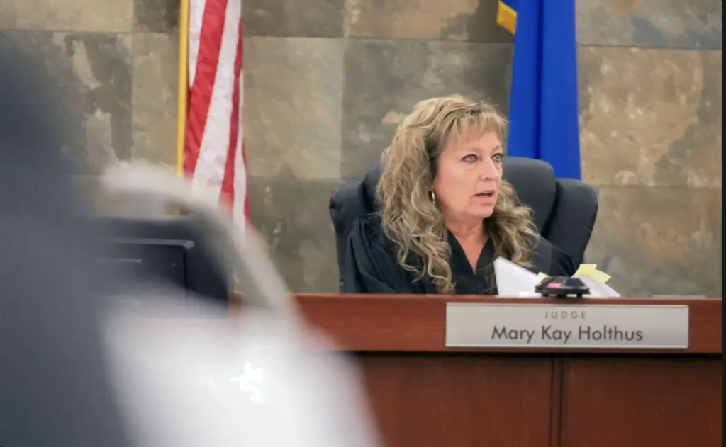 Jueza de Nevada regresa a trabajar tras ser atacada por acusado en corte